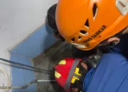 Dramatis, Petugas Damkar Selamatkan Kucing yang Tercebur Kedalam Sumur di Dramaga