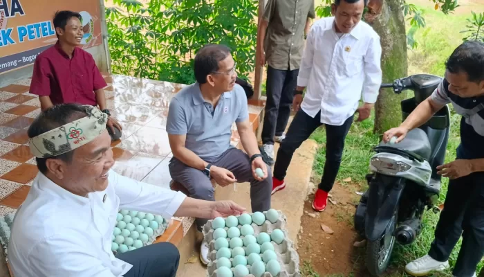 Kunjungi Bumdes dan Ketahanan Pangan, Kang AW Cicipi Telur Asin Produksi Desa Kemang