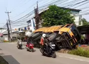 Sopir Tak Konsentrasi, Truk Terguling Usai Lintasi Jalan Rusak di Cileungsi