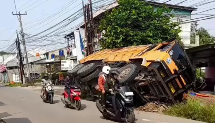 Sopir Tak Konsentrasi, Truk Terguling Usai Lintasi Jalan Rusak di Cileungsi
