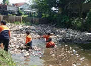 DLH Kabupaten Bogor Angkut 18 Kubik Tumpukan Sampah di Saluran Irigasi Situ Cikaret Cibinong