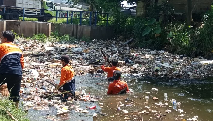 DLH Kabupaten Bogor Angkut 18 Kubik Tumpukan Sampah di Saluran Irigasi Situ Cikaret Cibinong