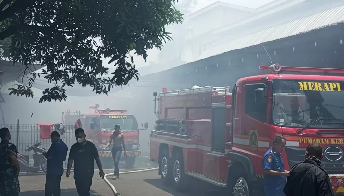 Pabrik Pembuatan Pigura di Cibinong Kebakaran, 7 Unit Mobil Damkar Diterjunkan