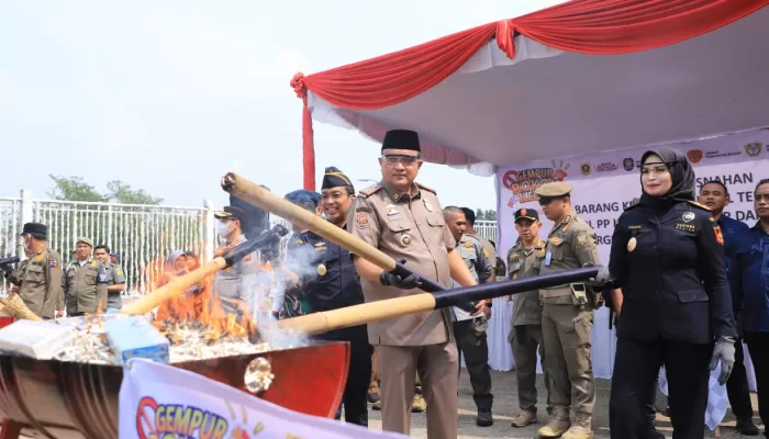 Bupati Rudy Susmanto dan Bea Cukai Jabar Musnahkan 1,8 Juta Batang Rokok Ilegal, Selamatkan Kerugian Negara Rp 1,4 Miliar