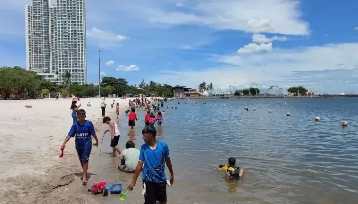 5 Tempat Wisata Pantai Murah Meriah, ada yang Gratis, loh!