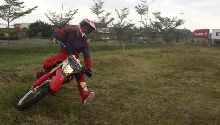 Cara Menikung Aman di Lintasan Tanah untuk Pengendara Motor Offroad