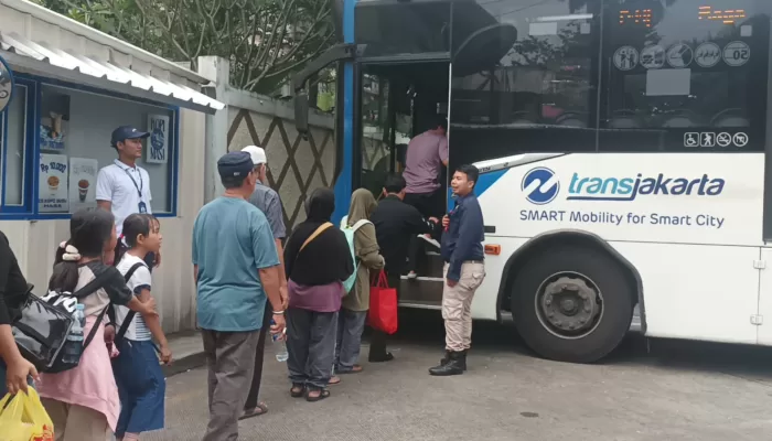 Wisatawan Asal Jakarta Apresiasi Layanan Transjabodetabek, Bisa Keliling Hanya Rp80