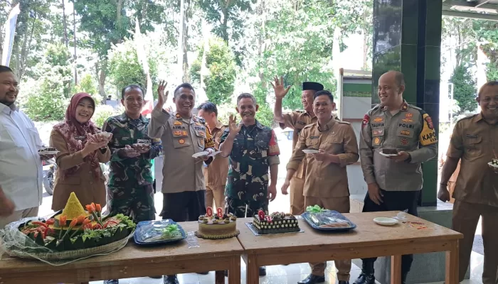 HUT TNI ke-80, Camat dan Kapolsek Rancabungur-Kemang Beri Kejutan ke Koramil 0621-21/Kemang