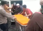 Seorang Sopir Terjepit Usai 2 Mobil Adu Banteng di Tanjungsari