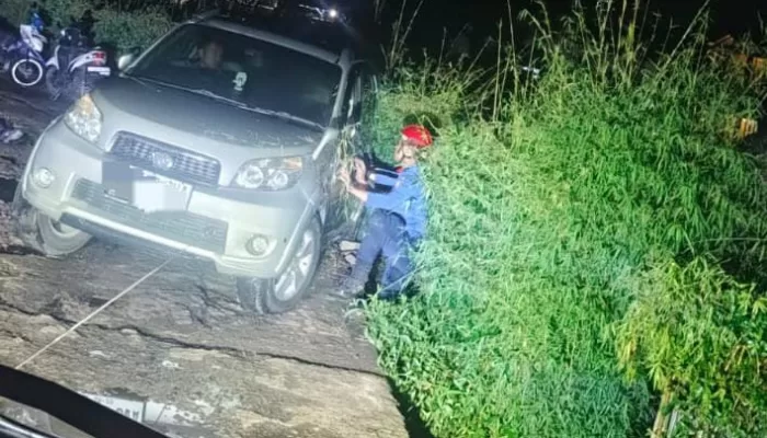 Jalan di Megamendung Rusak dan Minim Penerangan 1 Unit Mobil Terperosok ke Parit Sawah