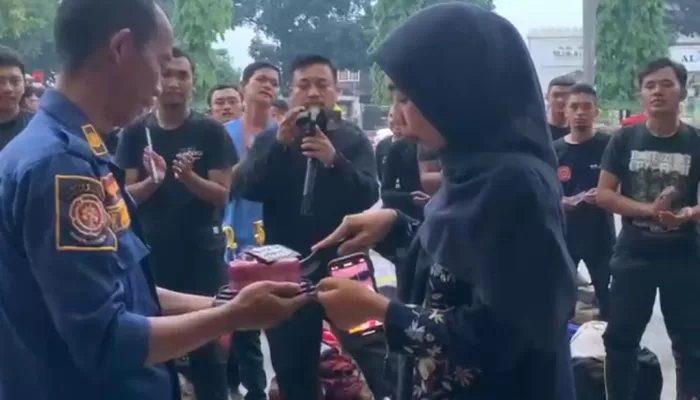 Ngefans dengan Kinerja Damkar, Guru 25 Tahun Rayakan Ultahnya di Mako Cibinong