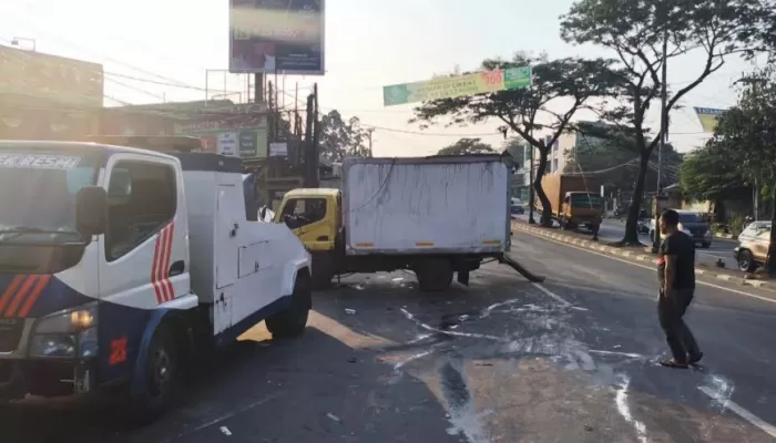 Sopir Tak Konsentrasi, Truk Box Terguling di Jalan Alternatif Cibubur