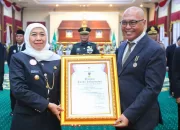 Istimewa! Ketum PWI Akhmad Munir Terima Lencana Kehormatan “Jer Basuki Mawa Beya” dari Gubernur Jatim