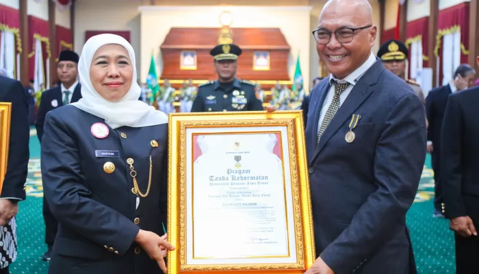 Istimewa! Ketum PWI Akhmad Munir Terima Lencana Kehormatan “Jer Basuki Mawa Beya” dari Gubernur Jatim