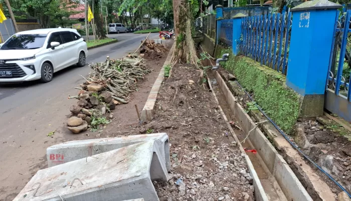 Kontraktor Serampangan, Pipa Perumda Tirta Pakuan Bocor Sebabkan Warga Tanah Sareal Krisis Air