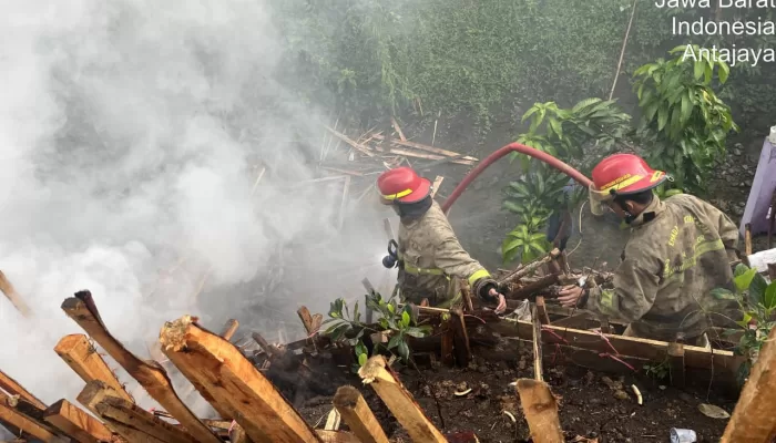 Tempat Pemotongan Kayu di Tanjungsari Kebakaran Usai Adanya Pembakaran Sampah