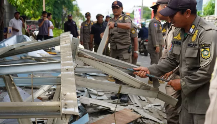 Pakai Bulldozer, Satpol PP Hancurkan 34 Bangli yang Berdiri Diatas Saluran Irigasi di Babakan Madang