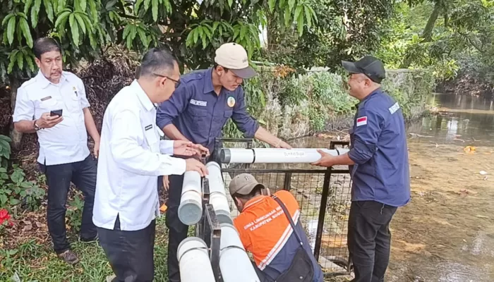Usai Kewalahan Angkut Tumpukan Sampah di Kawasan Situ Cikaret Cibinong, DLH Gercep Pasang Jaring Apung