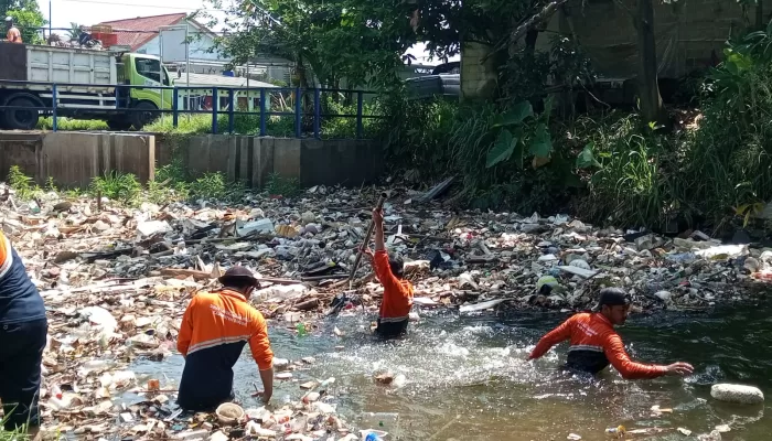 Minimalisir Tumpukan Sampah di Situ Cikaret Cibinong, DLH Wacanakan Pasang Jaring Apung