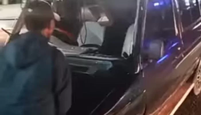 Diduga Lakukan Aksi Tabrak Lari, Sopir Mobil Kijang Diamuk Massa di Gunung Putri