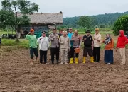 Dukung Asta Cita Presiden Prabowo, Kades dan Kapolsek Tanam Jagung di Pabuaran Kemang