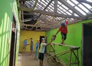 Rumah Guru Ngaji di Jampang Memprihatinkan, Warga dan Yayasan An-Nahdoh Turun Tangan