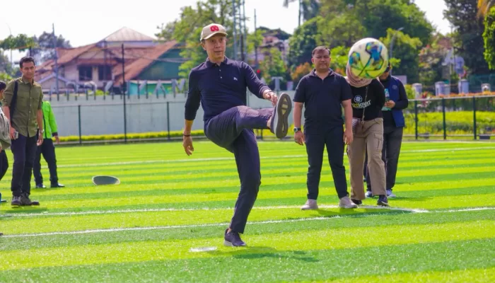 Tinjau Revitalisasi Lapangan Mini Soccer Taman Manunggal, Dedie Rachim Imbau Masyarakat Rawat dan Jaga