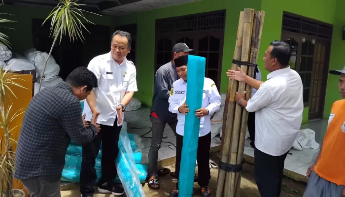 Disnakan Kabupaten Bogor Salurkan Bantuan untuk 63 RTP Terdampak Banjir di Ciseeng