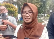 Disperumkim Kota Bogor Tebang Pohon Tua Demi Keselamatan Pengguna Jalan