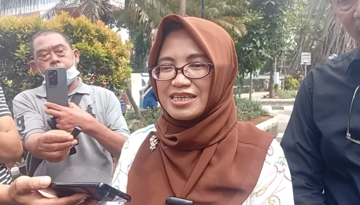 Disperumkim Kota Bogor Tebang Pohon Tua Demi Keselamatan Pengguna Jalan