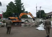 Satpol PP Hancurkan 2 Bangunan Liar di Area Gedung KNPI Kabupaten Bogor