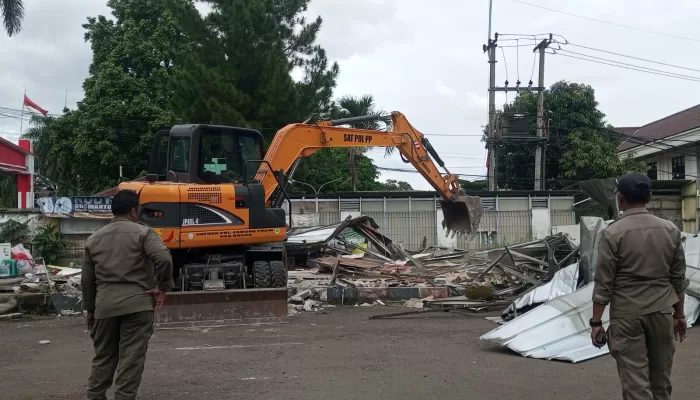 Satpol PP Hancurkan 2 Bangunan Liar di Area Gedung KNPI Kabupaten Bogor