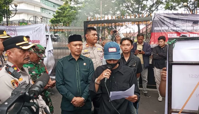 Oknum Dewan Diduga Lindungi Pelaku Korupsi Migas, GRMB Geruduk Gedung DPRD Kota Bogor