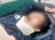 Sedang Bersihkan Tumpahan Oli di Jalan Raya Cibungbulang, Anggota Damkar Tertabrak Motor