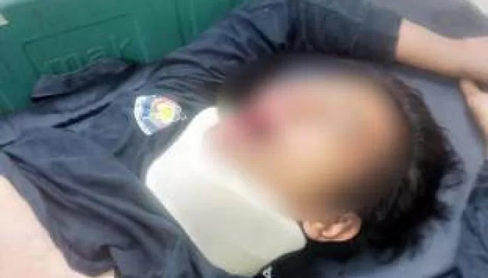 Sedang Bersihkan Tumpahan Oli di Jalan Raya Cibungbulang, Anggota Damkar Tertabrak Motor