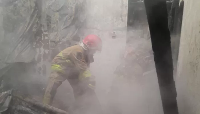 Gegara Sambaran Petir, Rumah 2 Lantai di Cibinong Kebakaran