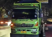 Pemotor Tabrak Truk yang Parkir Sembarangan di Pinggir Jalan Cileungsi, 1 Orang Terluka