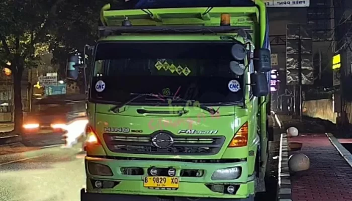 Pemotor Tabrak Truk yang Parkir Sembarangan di Pinggir Jalan Cileungsi, 1 Orang Terluka