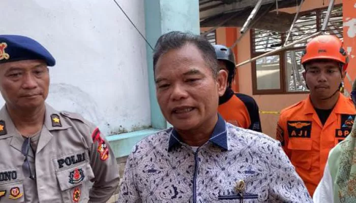 Anggota DPRD Jabar Dede Candra Sasmita Tinjau Ambruknya Gedung SMKN 1 Gunung Putri, Minta Audit Bangunan Sekolah Negeri dan Swasta