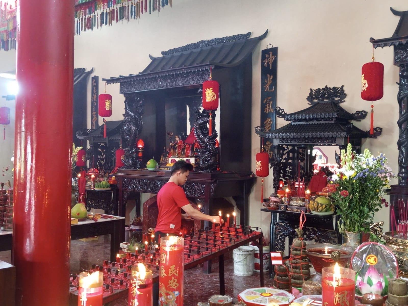 Momen Imlek 2557, Ratusan Umat Konghucu Laksanakan Sembahyang ke Leluhur di Klenteng Hok Tek Bio Cibinong 