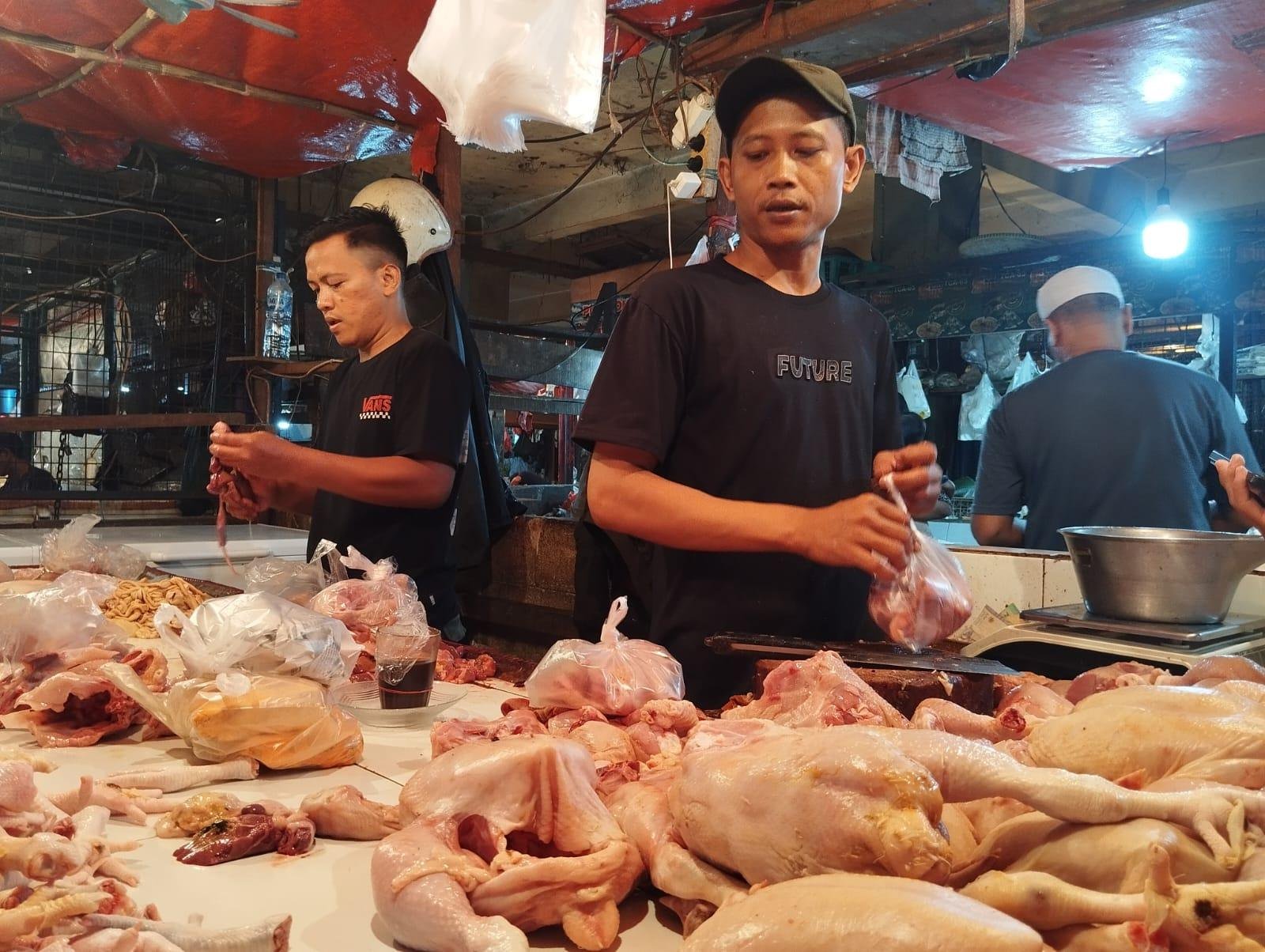 Jelang Ramadhan, Ayam Potong Hingga Sayuran Alami Kenaikan Harga di Pasar Cibinong