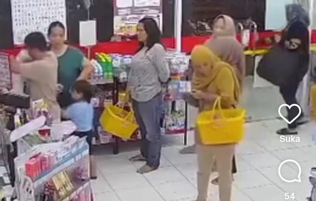 Terekam CCTV, 3 Orang Curi Sejumlah Barang Senilai Rp 4 Juta di Alfamart Cibinong