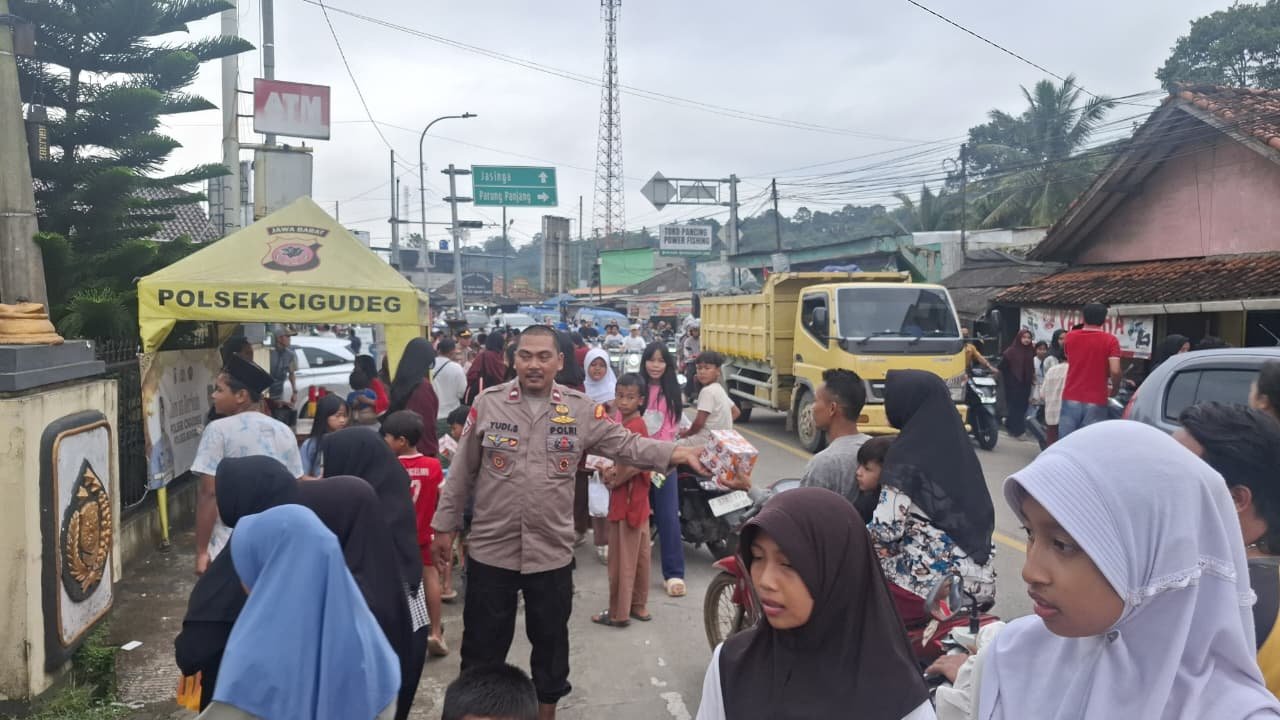 Aksi Nyata Polsek Cigudeg, Bagikan Ratusan Takjil Gratis Bagi Warga Sekitar dan Pengendara