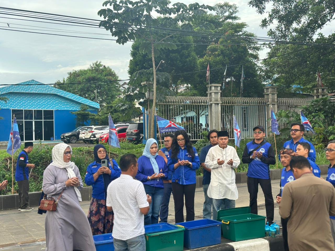 DPC Partai Demokrat Kabupaten Bogor Bagikan 200 Paket Takjil di Jalan Tegar Beriman