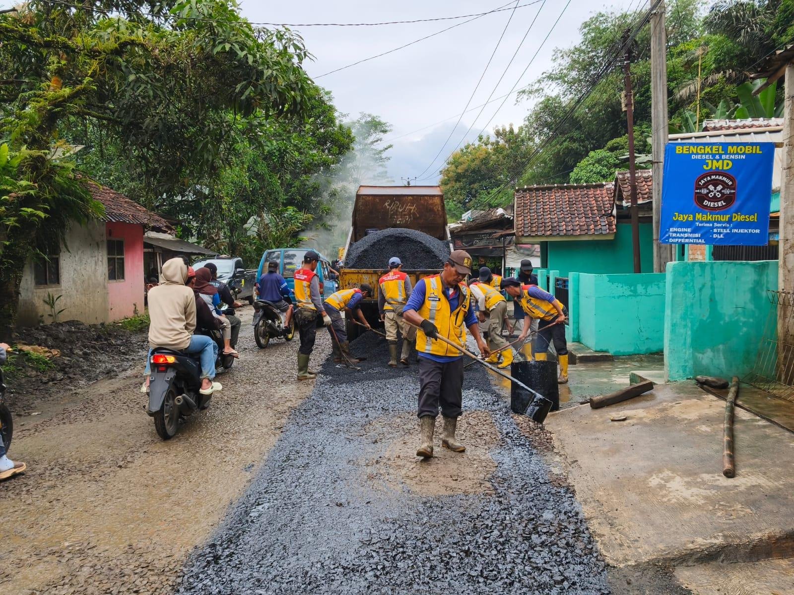 Rusak dan Dikeluhkan Warga, Dinas PU Kabupaten Bogor Perbaiki Jalan Ace Tabrani Nanggung