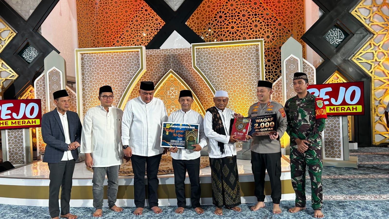 Peringatan Nuzulul Quran, Polres Bogor Serahkan 2.000 Al-Quran