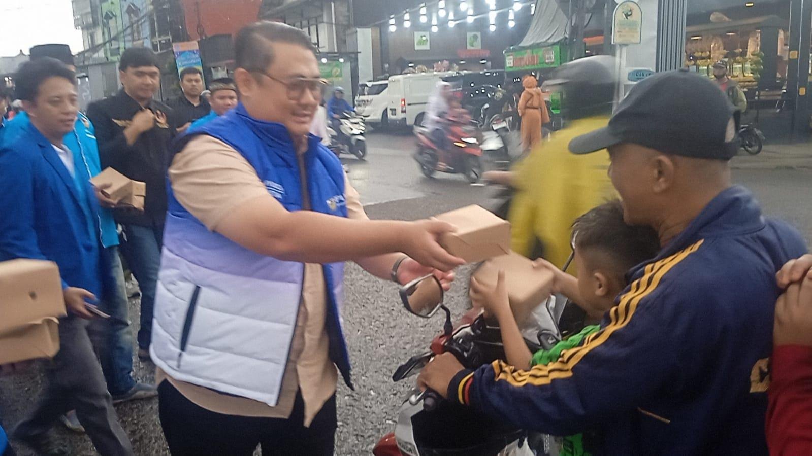 DPD KNPI Kabupaten Bogor Berbagi Takjil di Wilayah Selatan