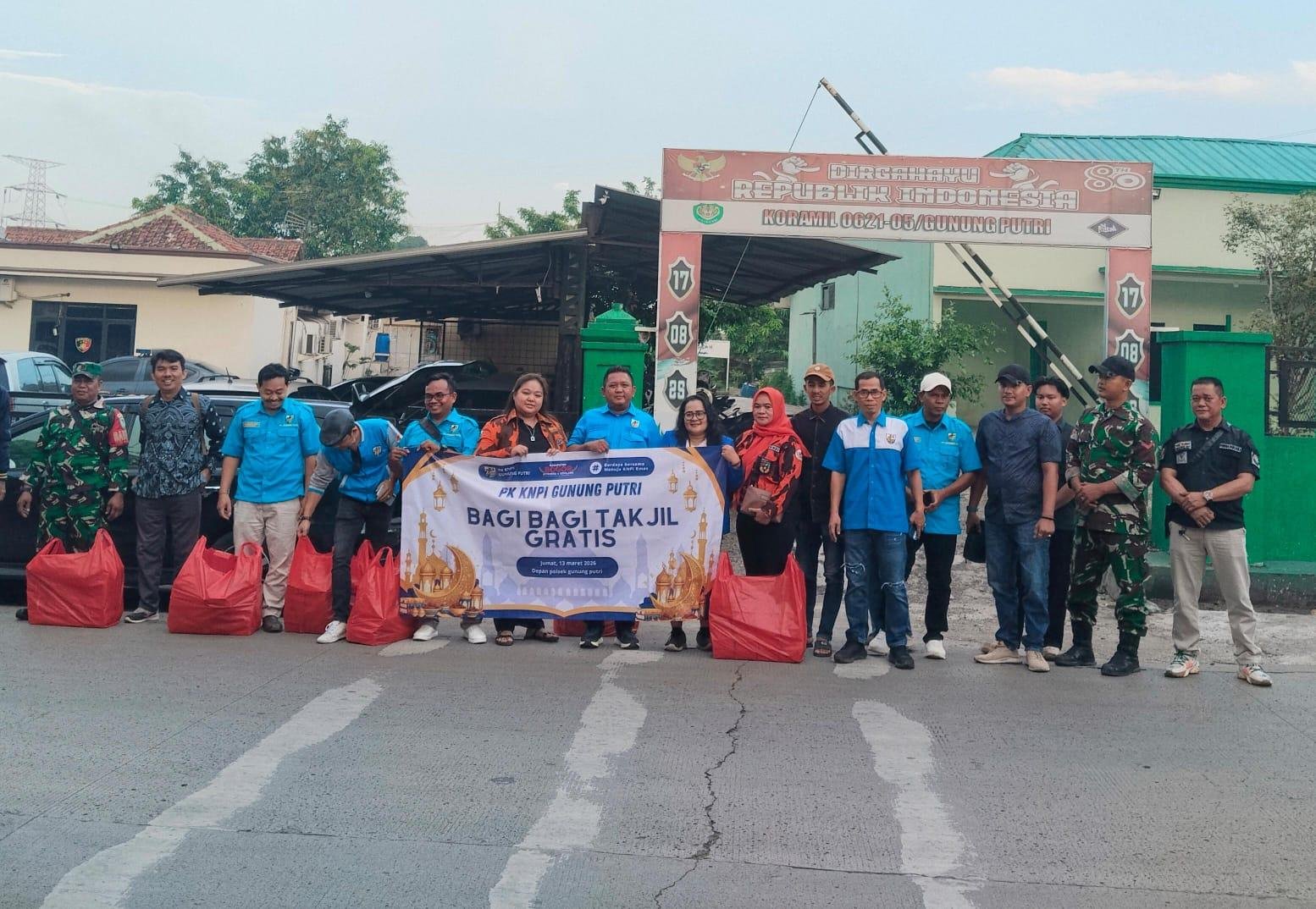PK KNPI Gunung Putri Bersama Forkopimcam dan OKP Bagikan Takjil di Depan Polsek Gunung Putri