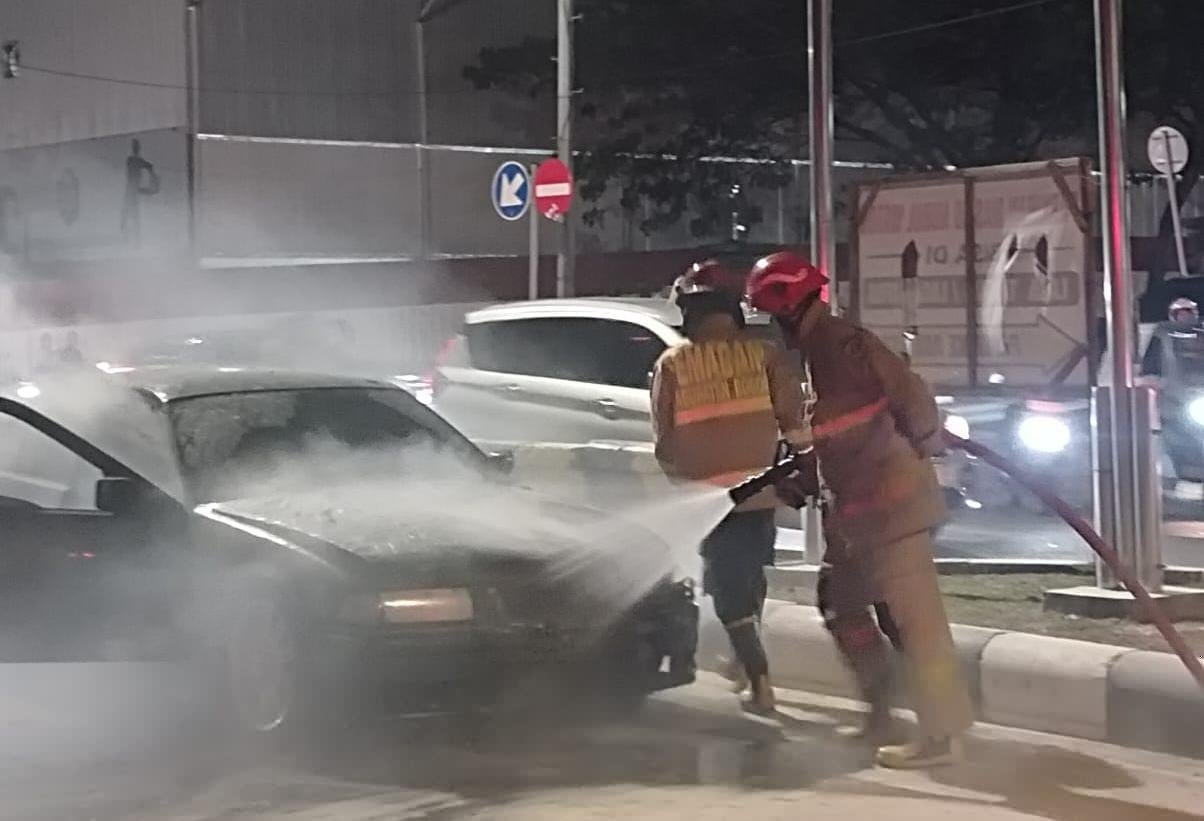 Korsleting Listrik Sebabkan Mobil Sedan di Cibinong Terbakar