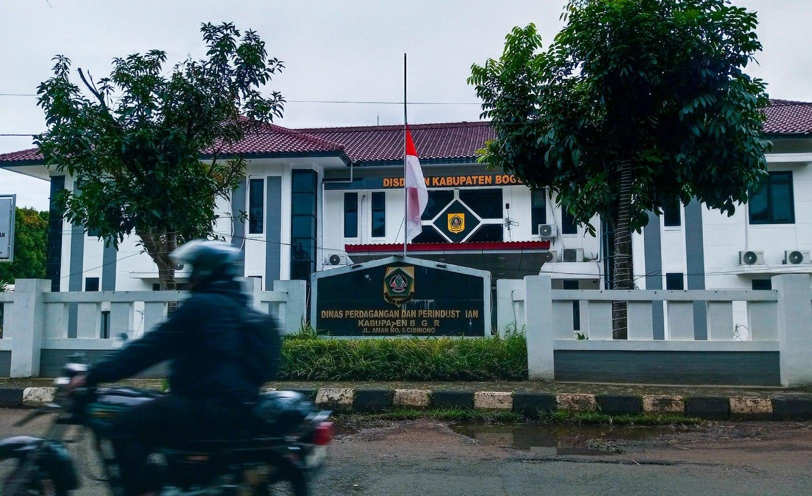 Wapres ke-6 RI Try Sutrisno Wafat, Pengibaran Bendera Setengah Tiang di Kabupaten Bogor Dilakukan 3 Hari